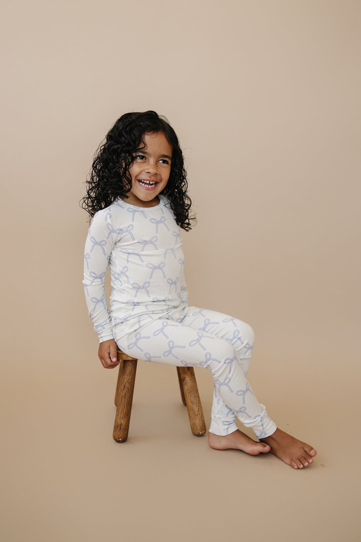 Blushing Bows – 2-teiliges Pyjama-Set aus geripptem Bambus