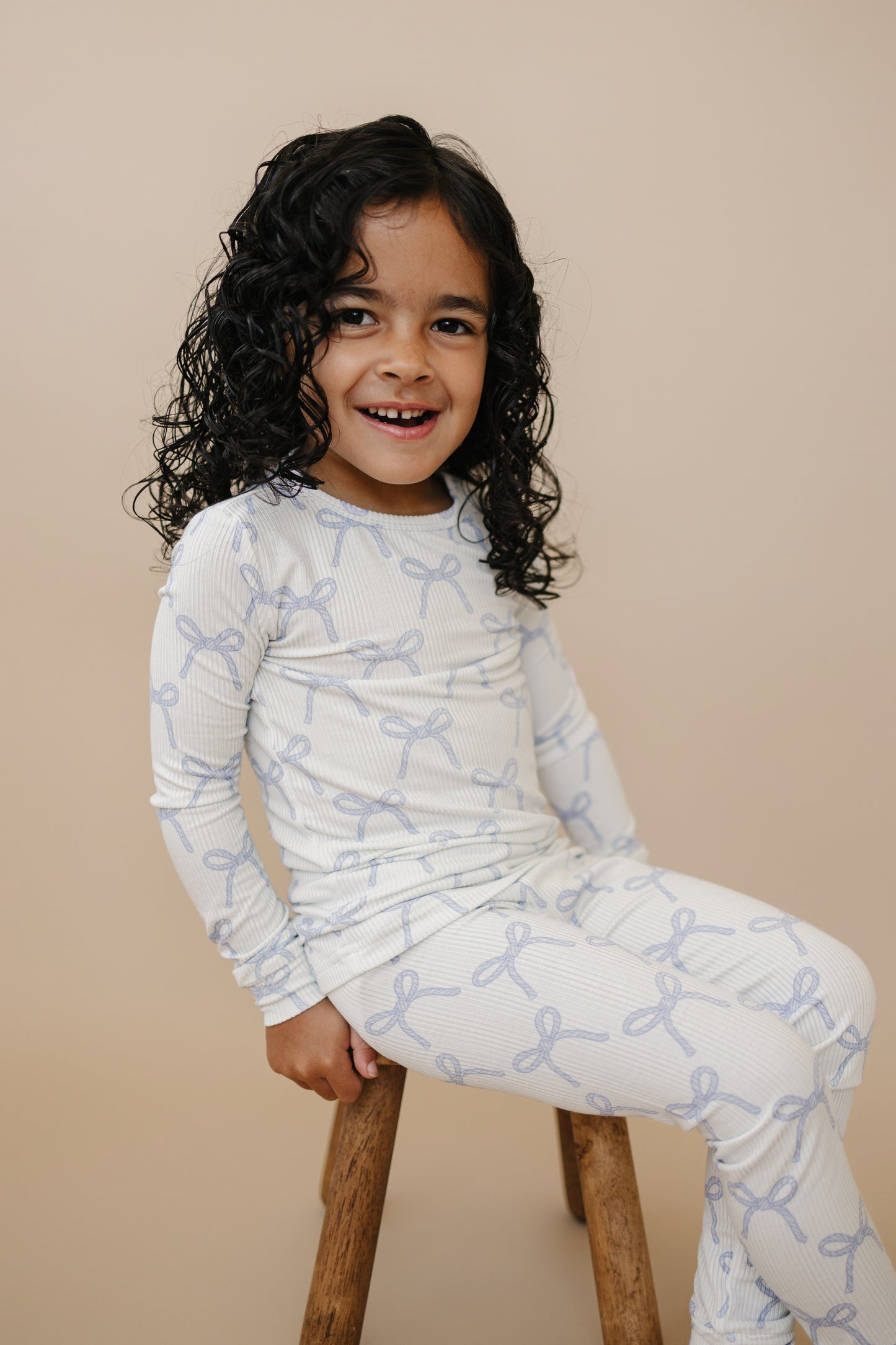 Blushing Bows – 2-teiliges Pyjama-Set aus geripptem Bambus