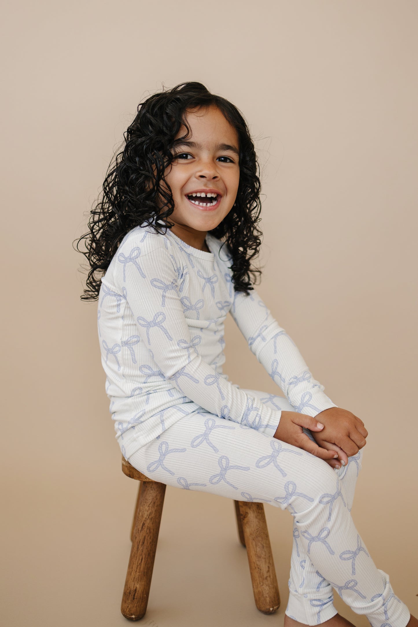 Blushing Bows – 2-teiliges Pyjama-Set aus geripptem Bambus