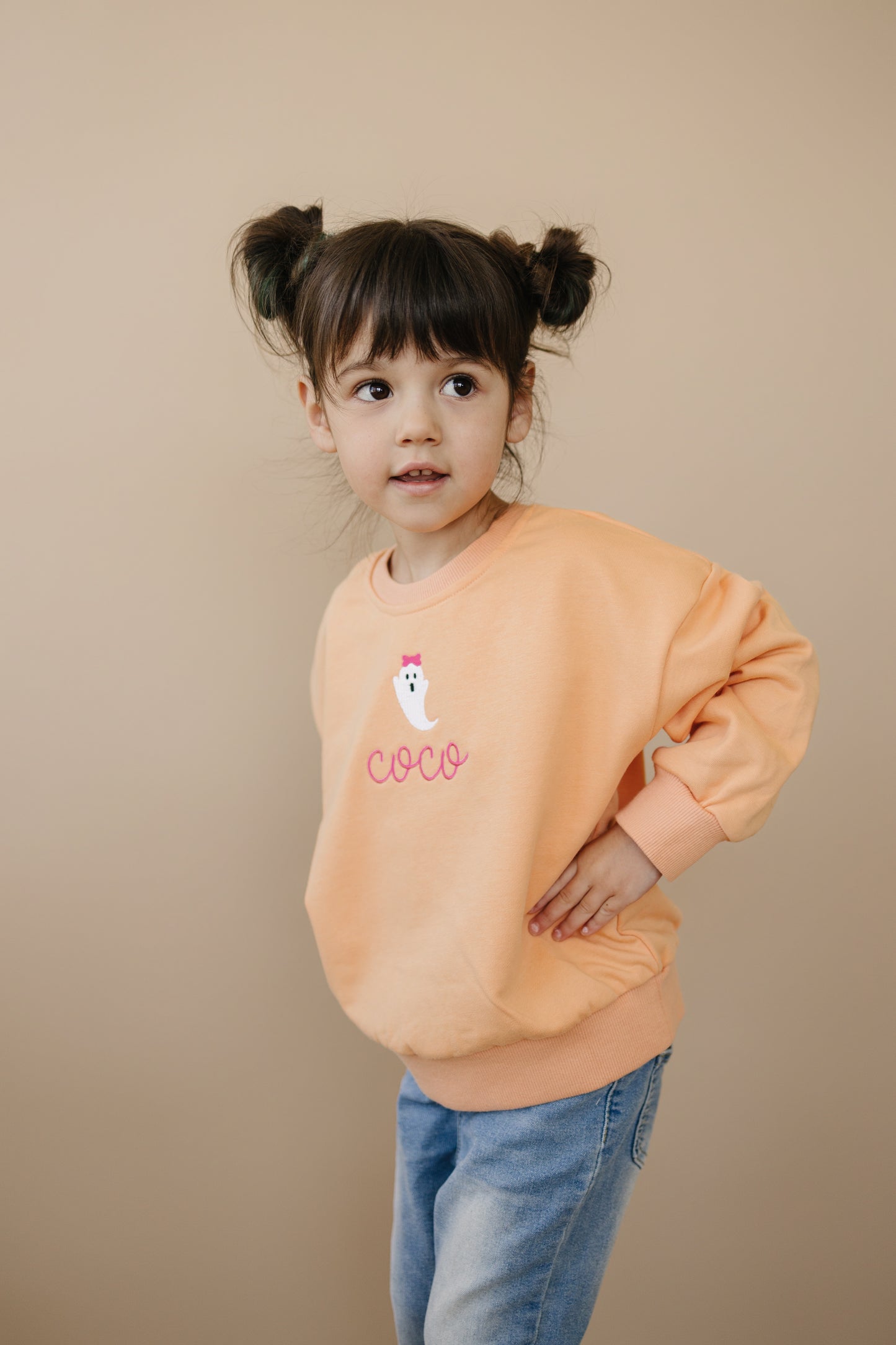 Sweatshirt mit Rundhalsausschnitt und individueller Stickerei - Creamsicle Orange