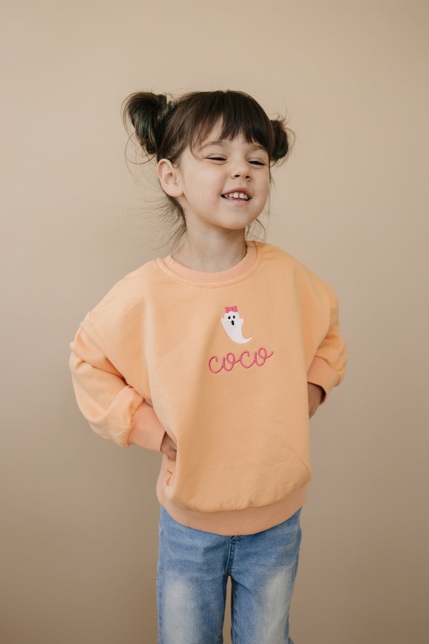 Sweatshirt mit Rundhalsausschnitt und individueller Stickerei - Creamsicle Orange