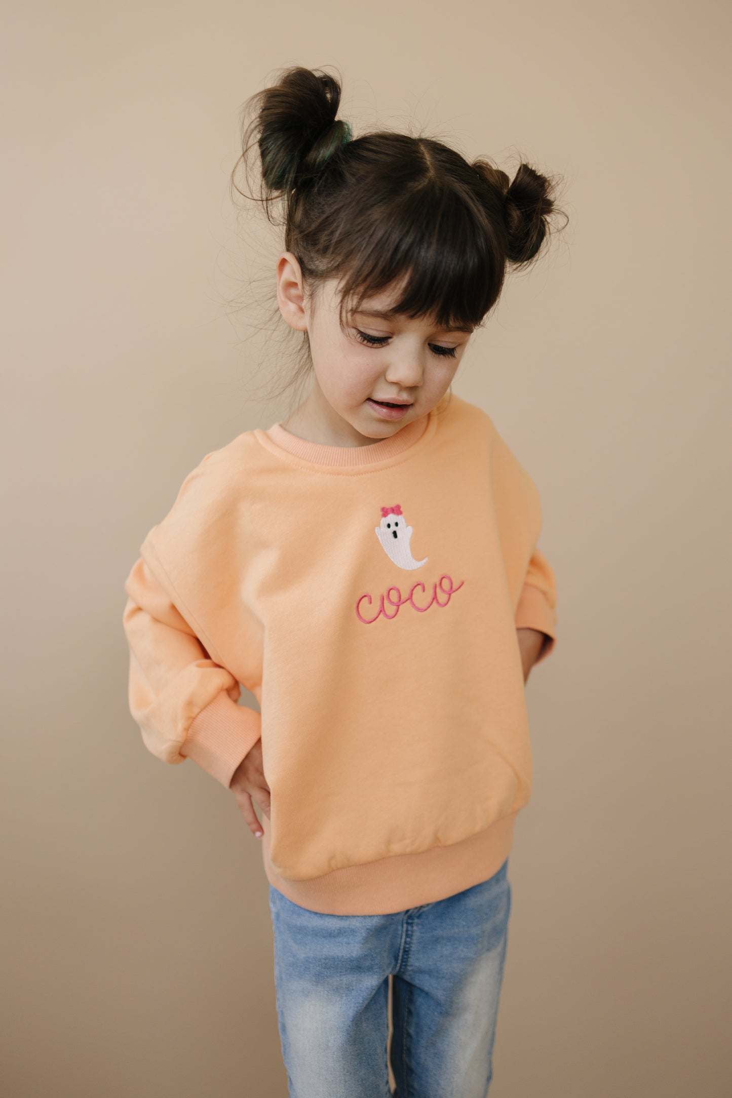 Sweatshirt mit Rundhalsausschnitt und individueller Stickerei - Creamsicle Orange