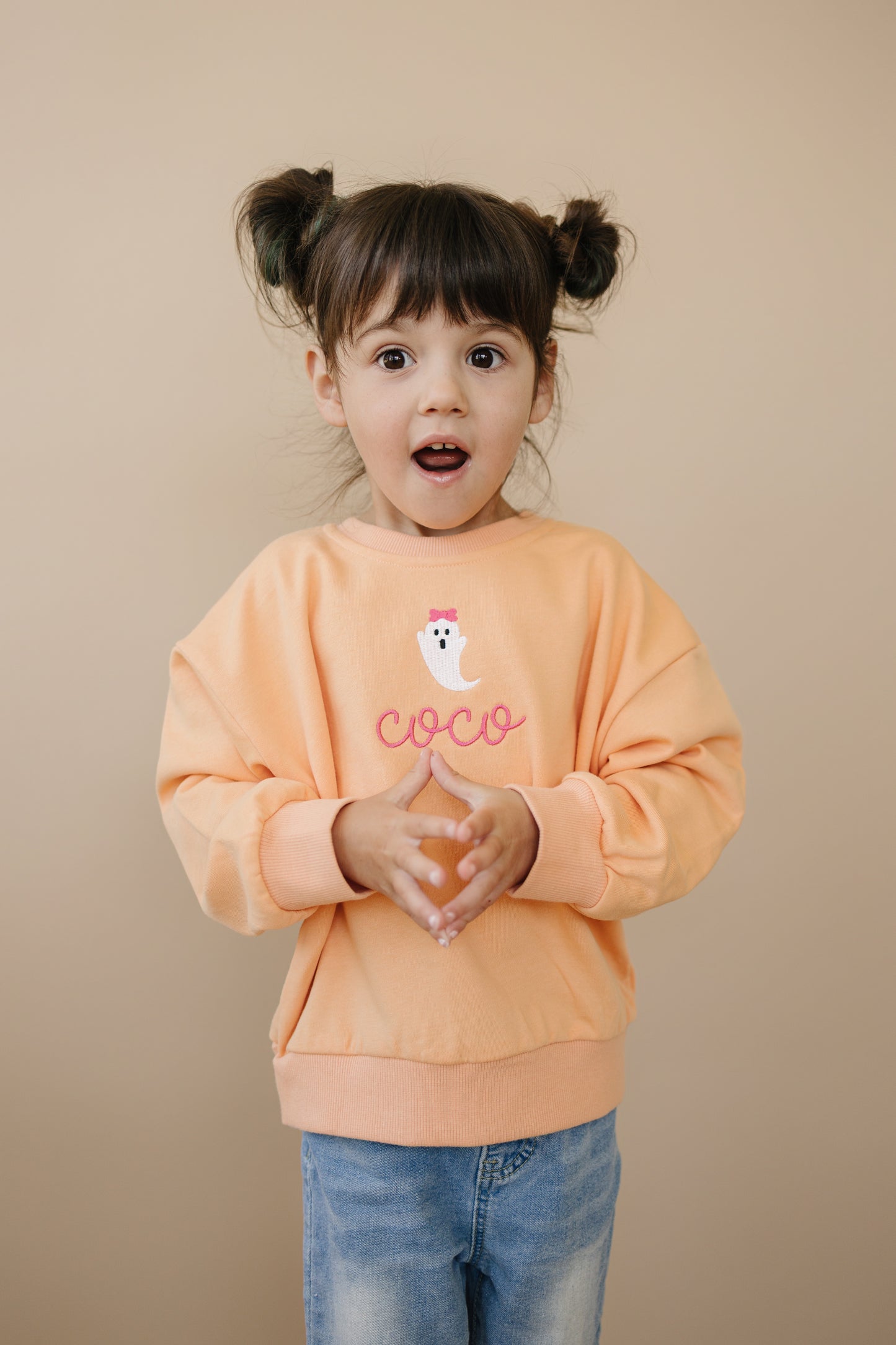 Sweatshirt mit Rundhalsausschnitt und individueller Stickerei - Creamsicle Orange