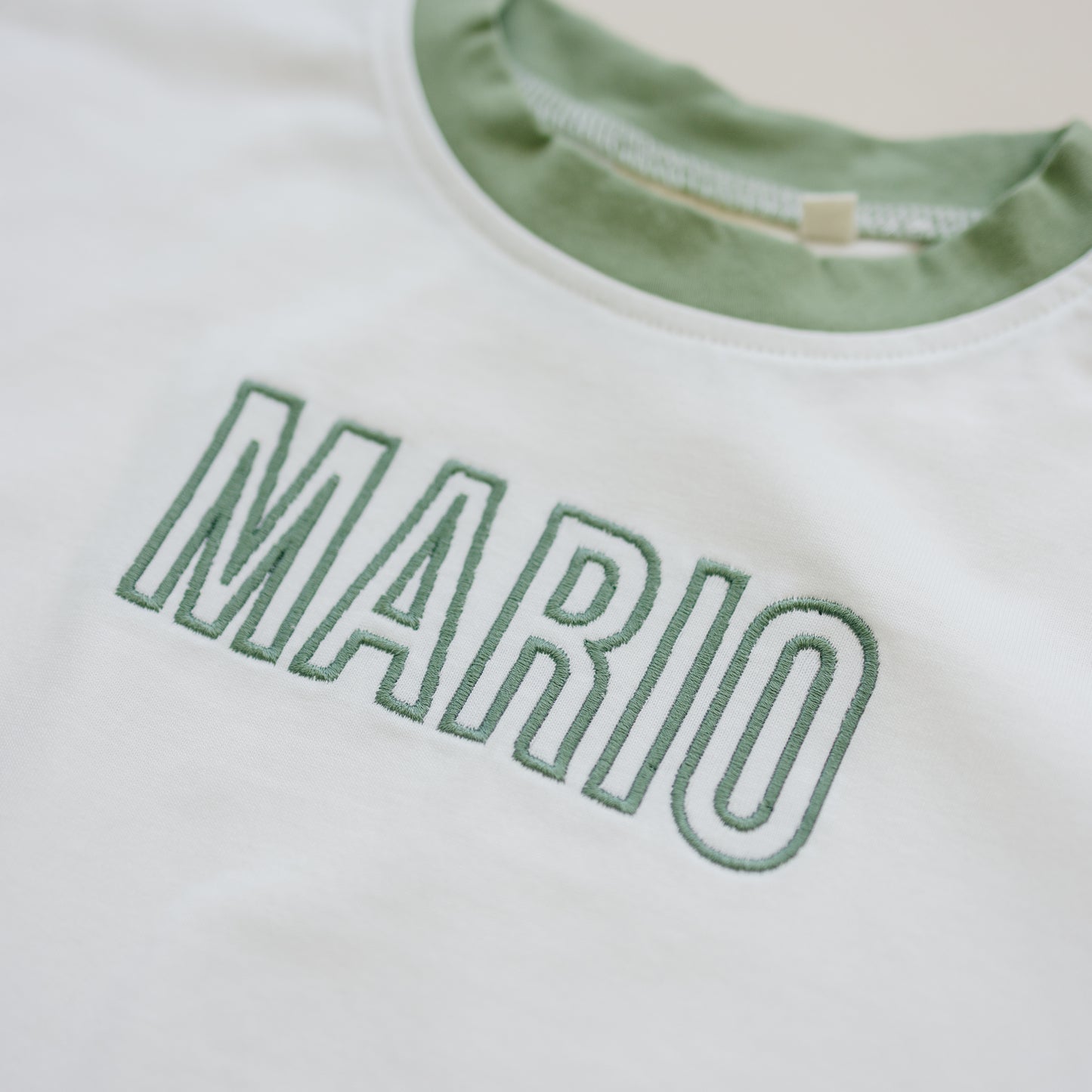 T-Shirt-Strampler mit individueller Stickerei und Farbblockdesign