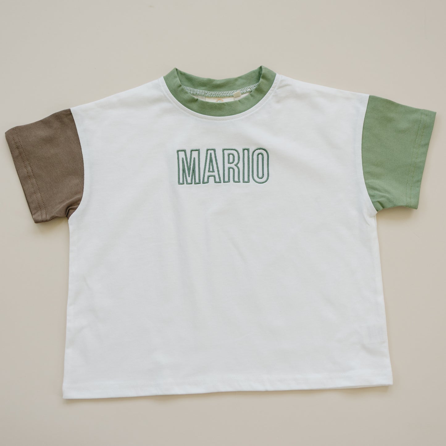 T-Shirt-Strampler mit individueller Stickerei und Farbblockdesign
