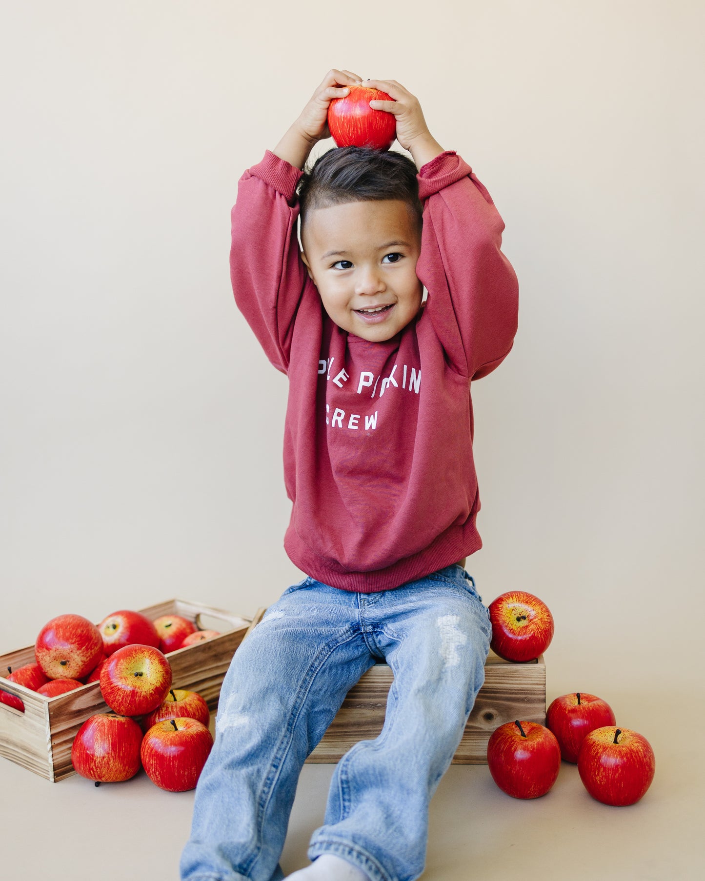 Sweatshirt mit Rundhalsausschnitt und Apfelpflückmuster