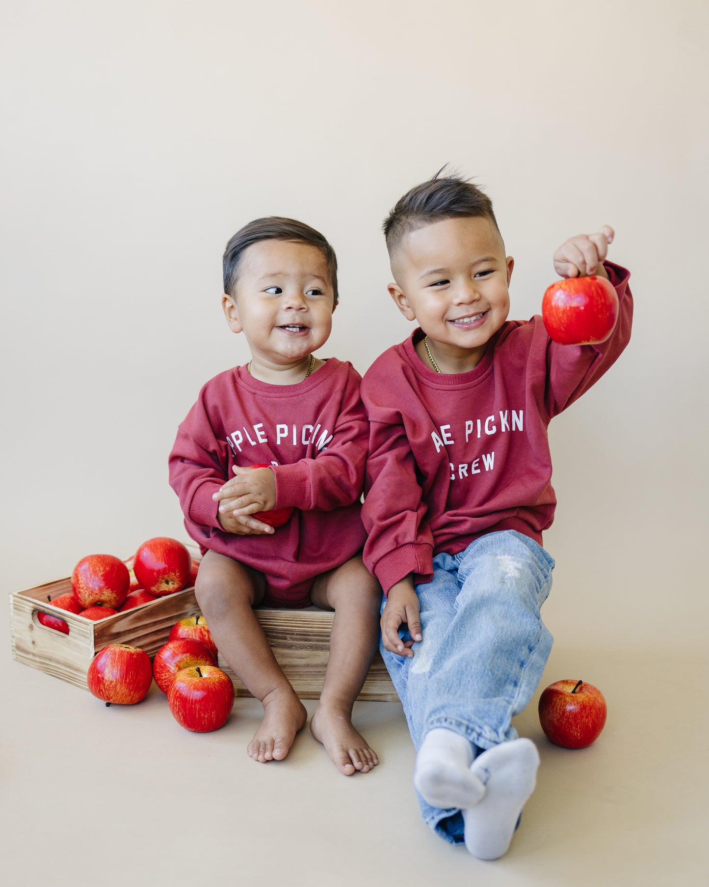 Sweatshirt mit Rundhalsausschnitt und Apfelpflückmuster