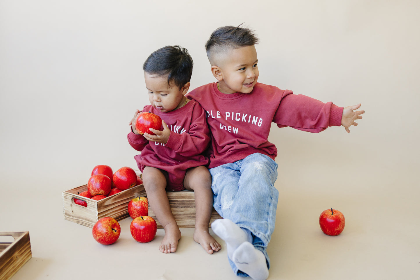 Sweatshirt mit Rundhalsausschnitt und Apfelpflückmuster
