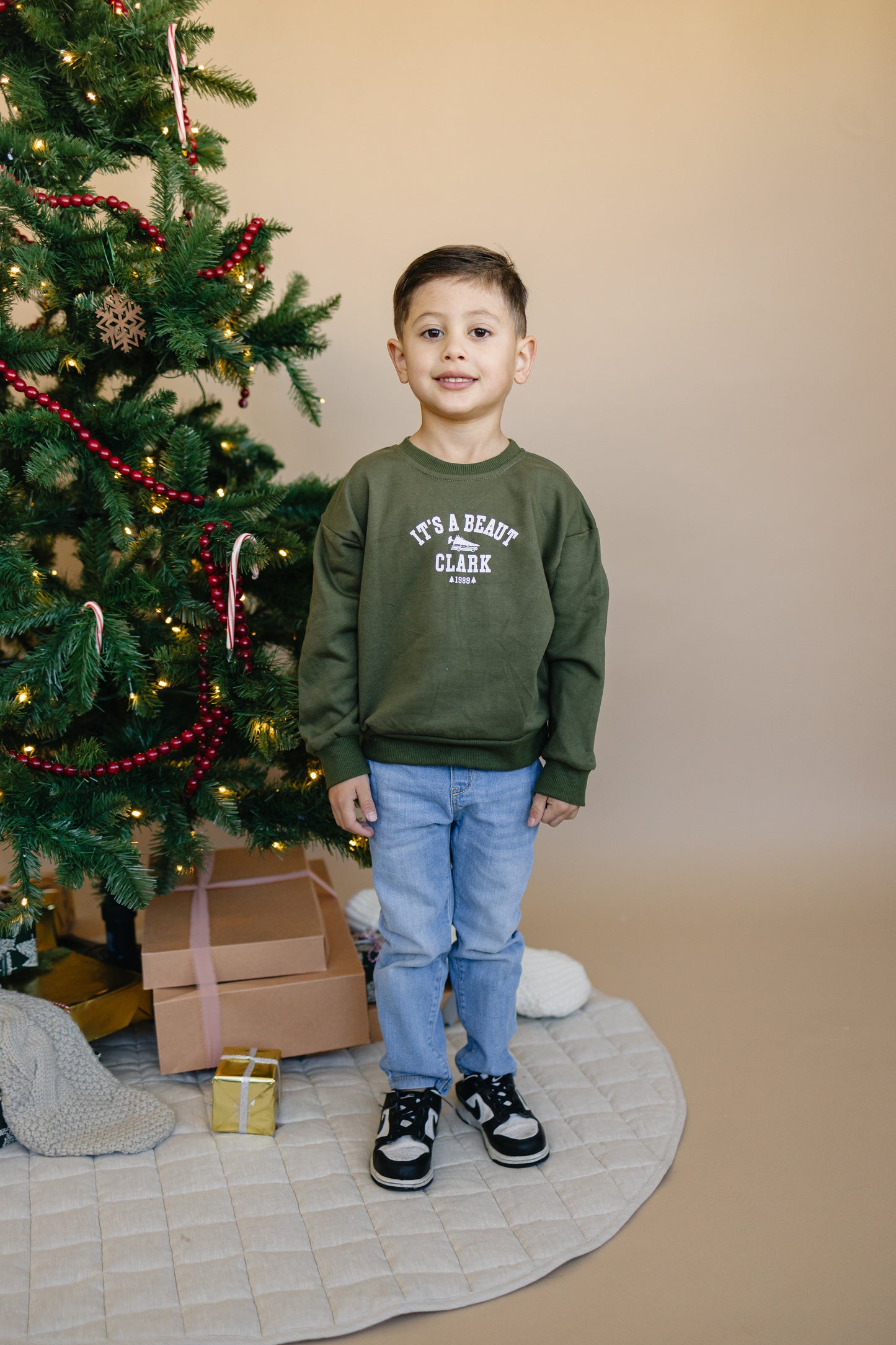 Es ist ein Beaut Clark Weihnachts-Sweatshirt mit Rundhalsausschnitt