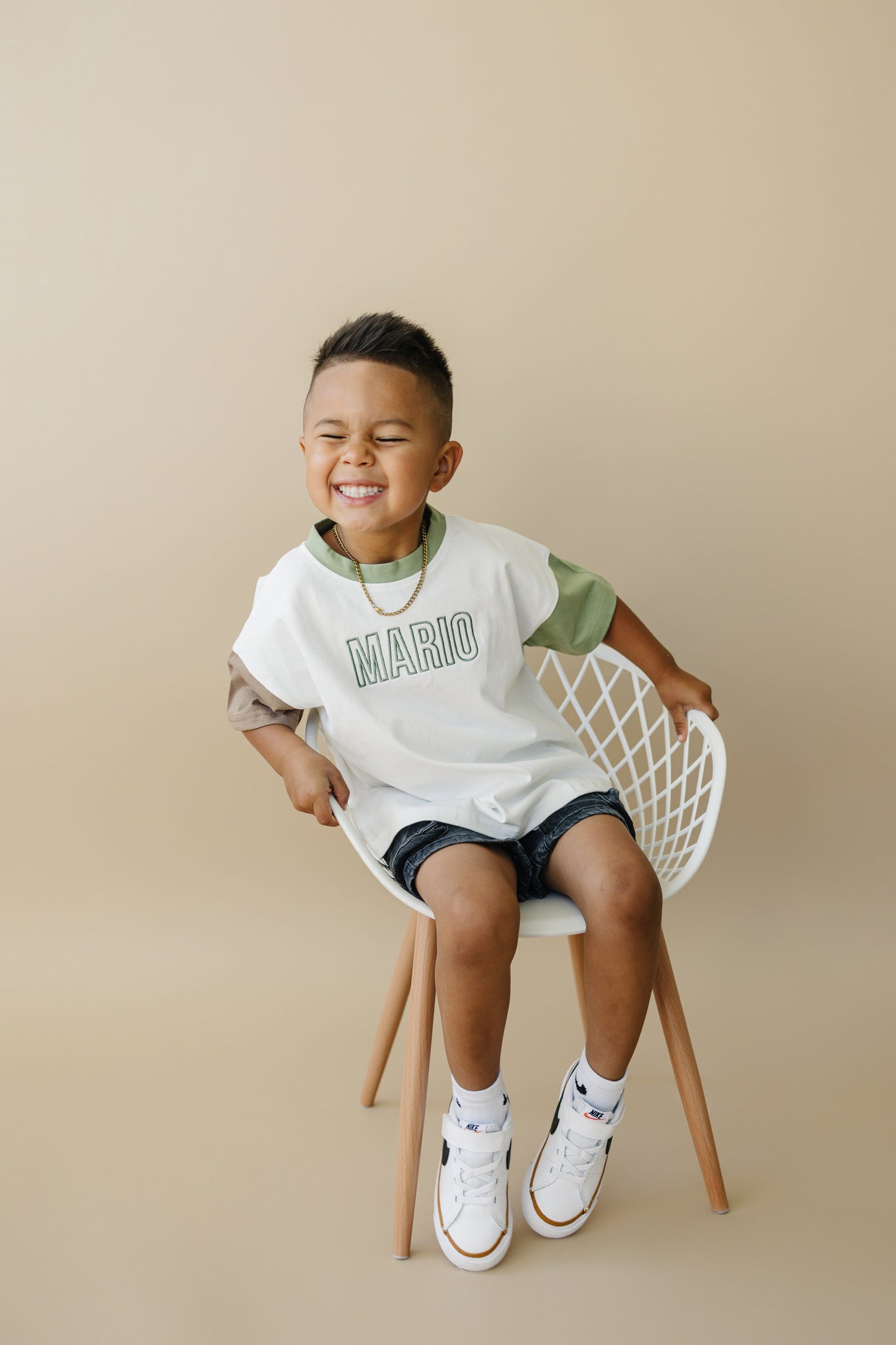 T-Shirt-Strampler mit individueller Stickerei und Farbblockdesign