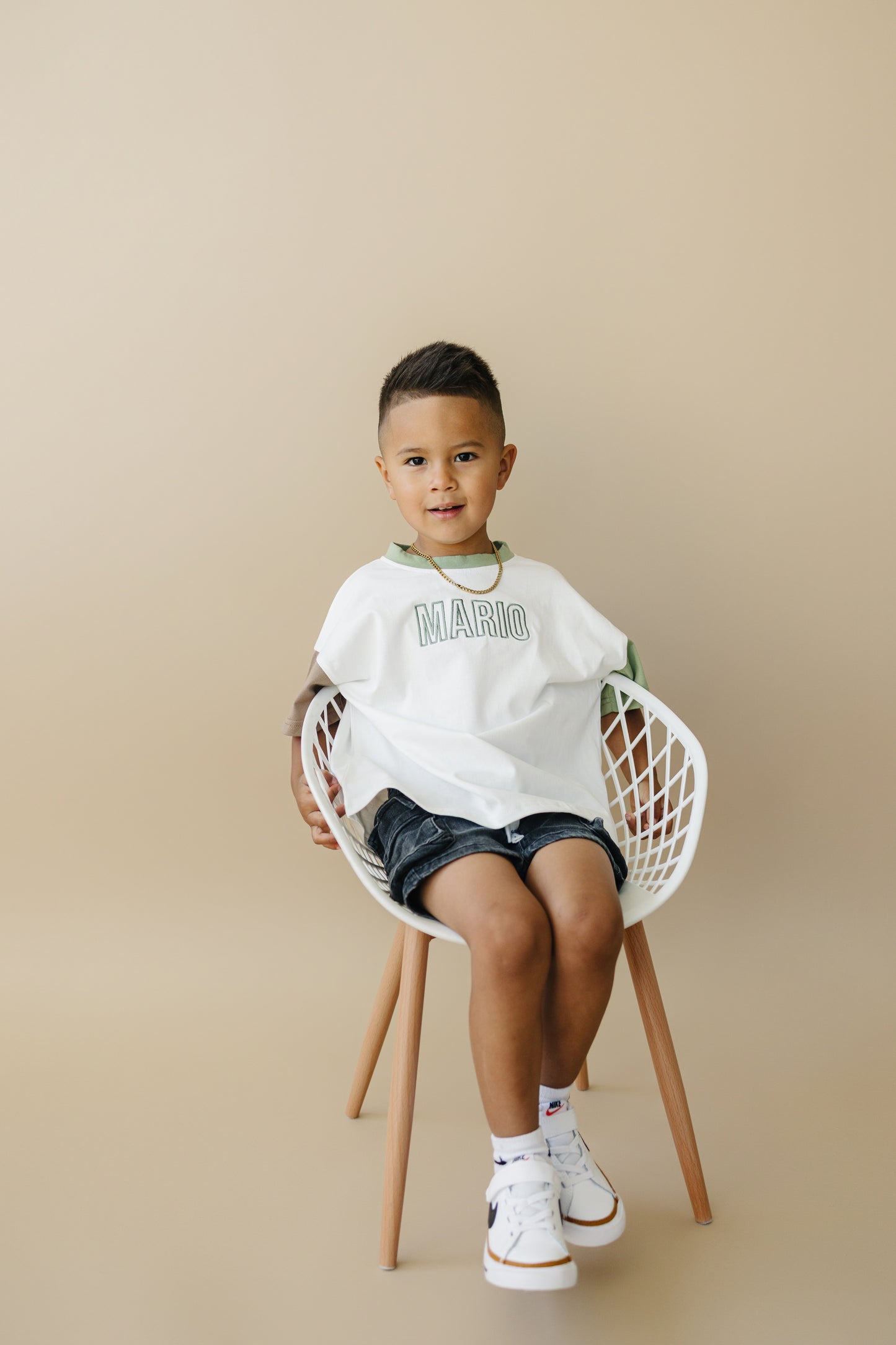 T-Shirt-Strampler mit individueller Stickerei und Farbblockdesign