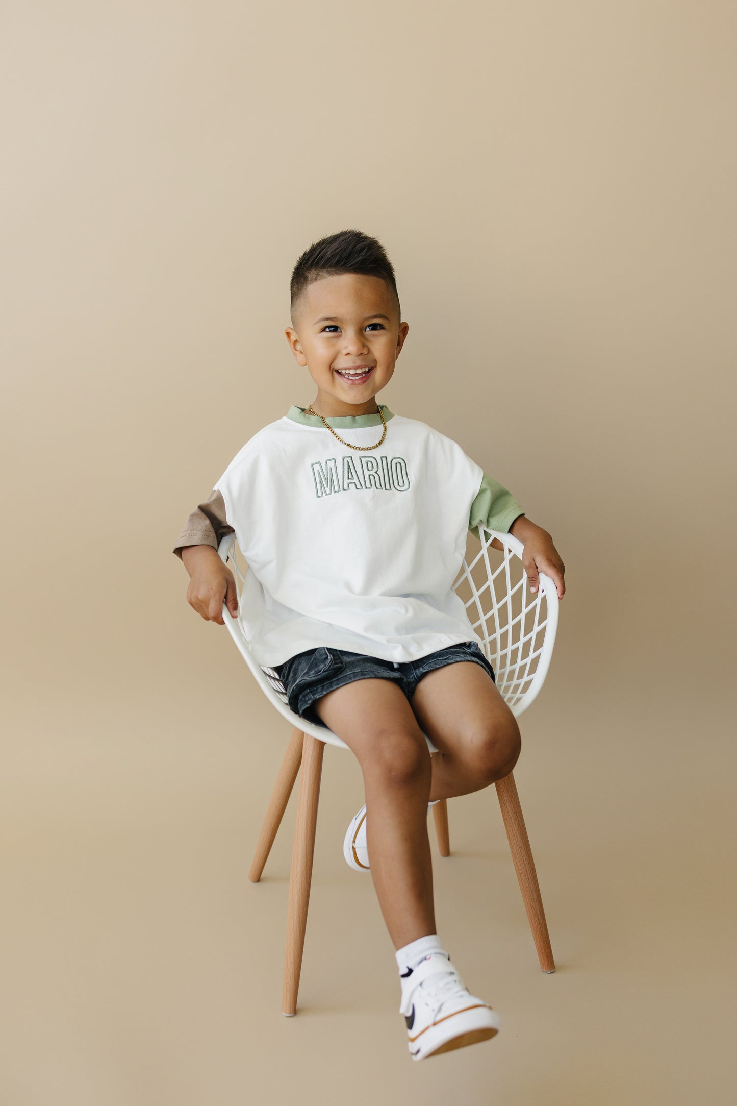 T-Shirt-Strampler mit individueller Stickerei und Farbblockdesign