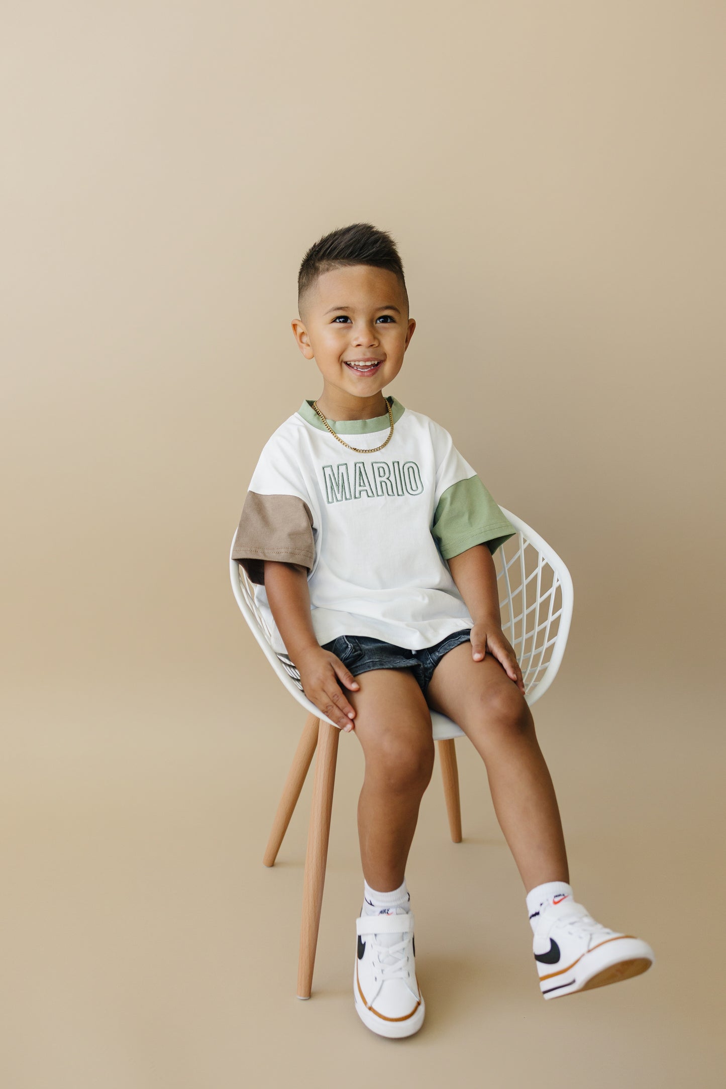 T-Shirt-Strampler mit individueller Stickerei und Farbblockdesign