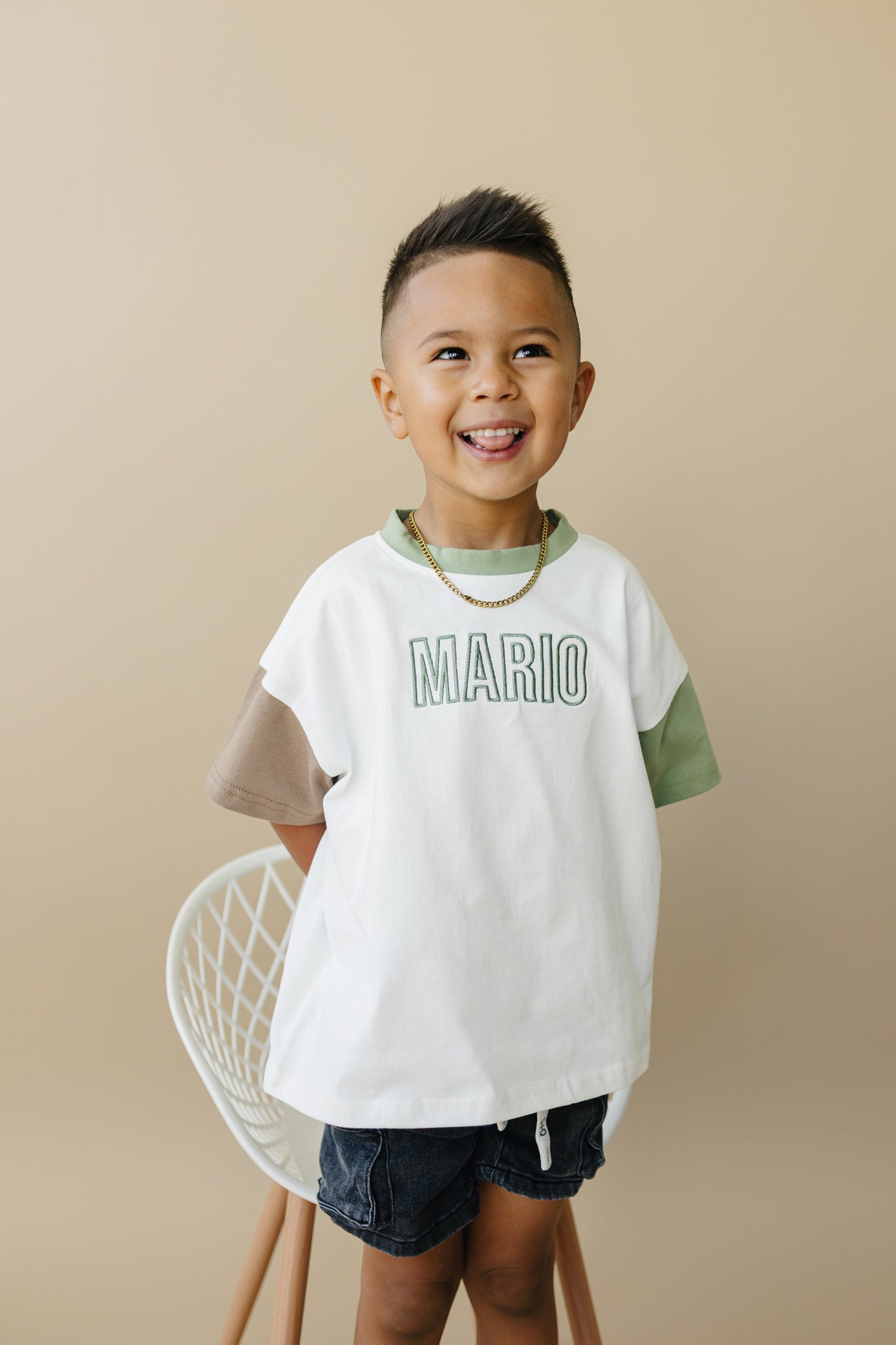 T-Shirt-Strampler mit individueller Stickerei und Farbblockdesign