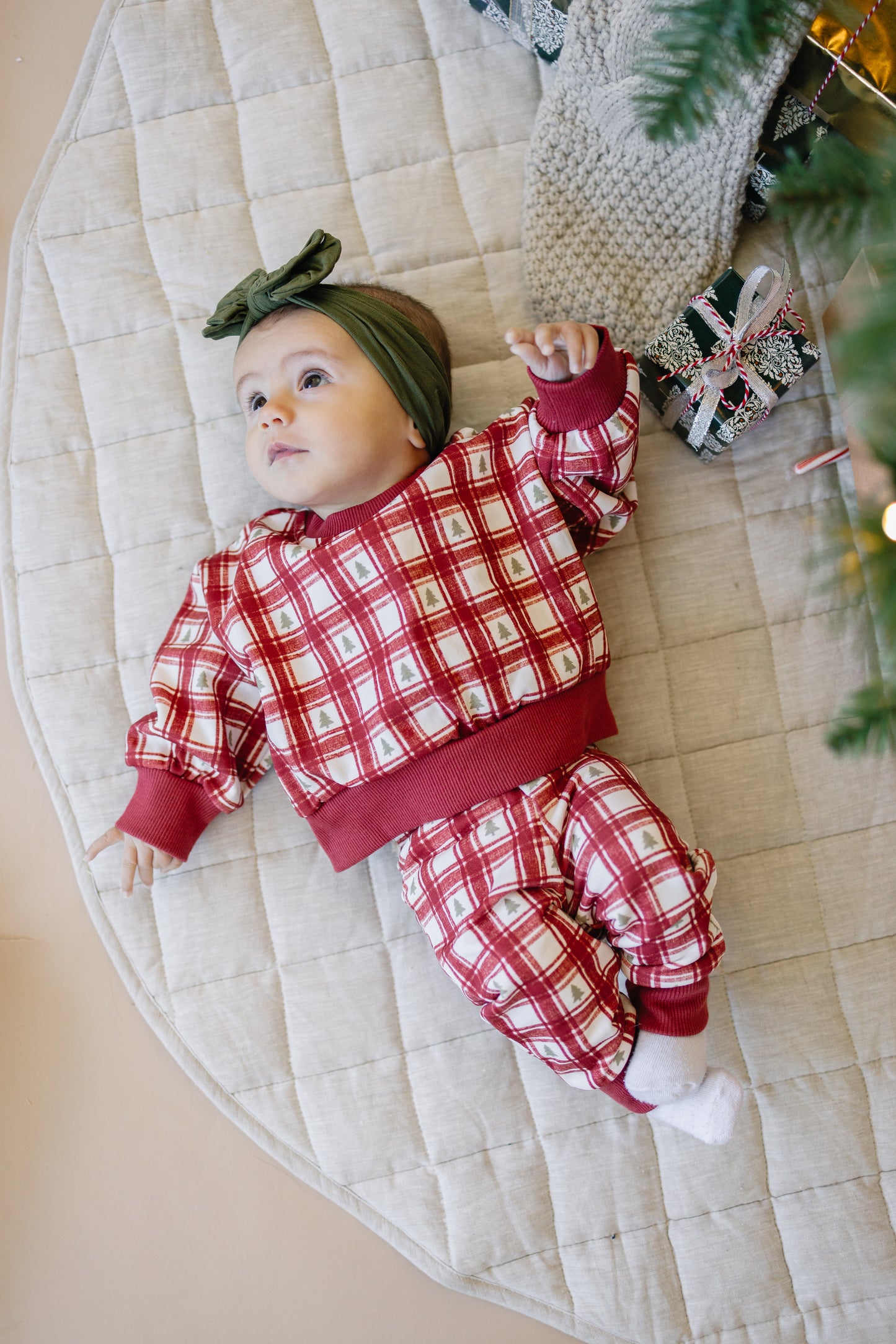 Rote Jogginghose mit Weihnachtsbaum-Print und Karomuster