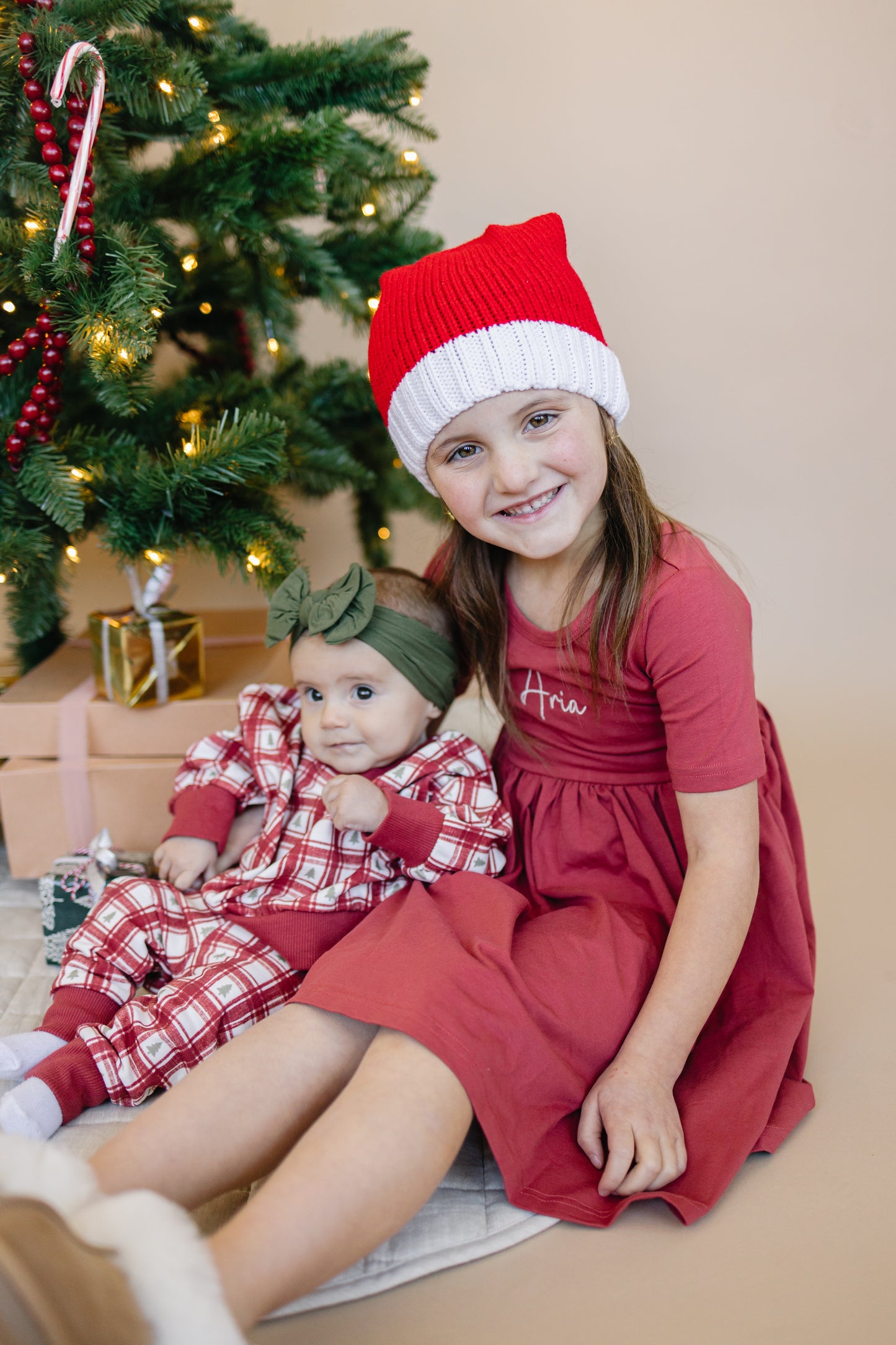 Rote Jogginghose mit Weihnachtsbaum-Print und Karomuster