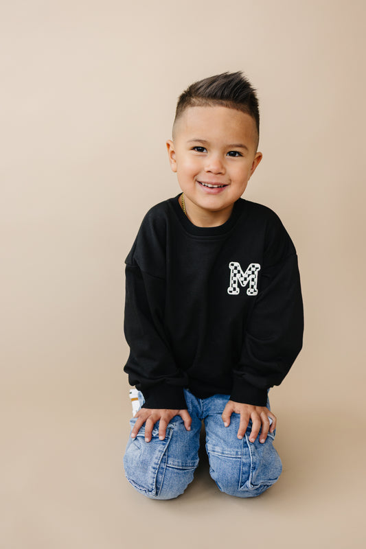 Sweatshirt mit Rundhalsausschnitt und individueller Stickerei