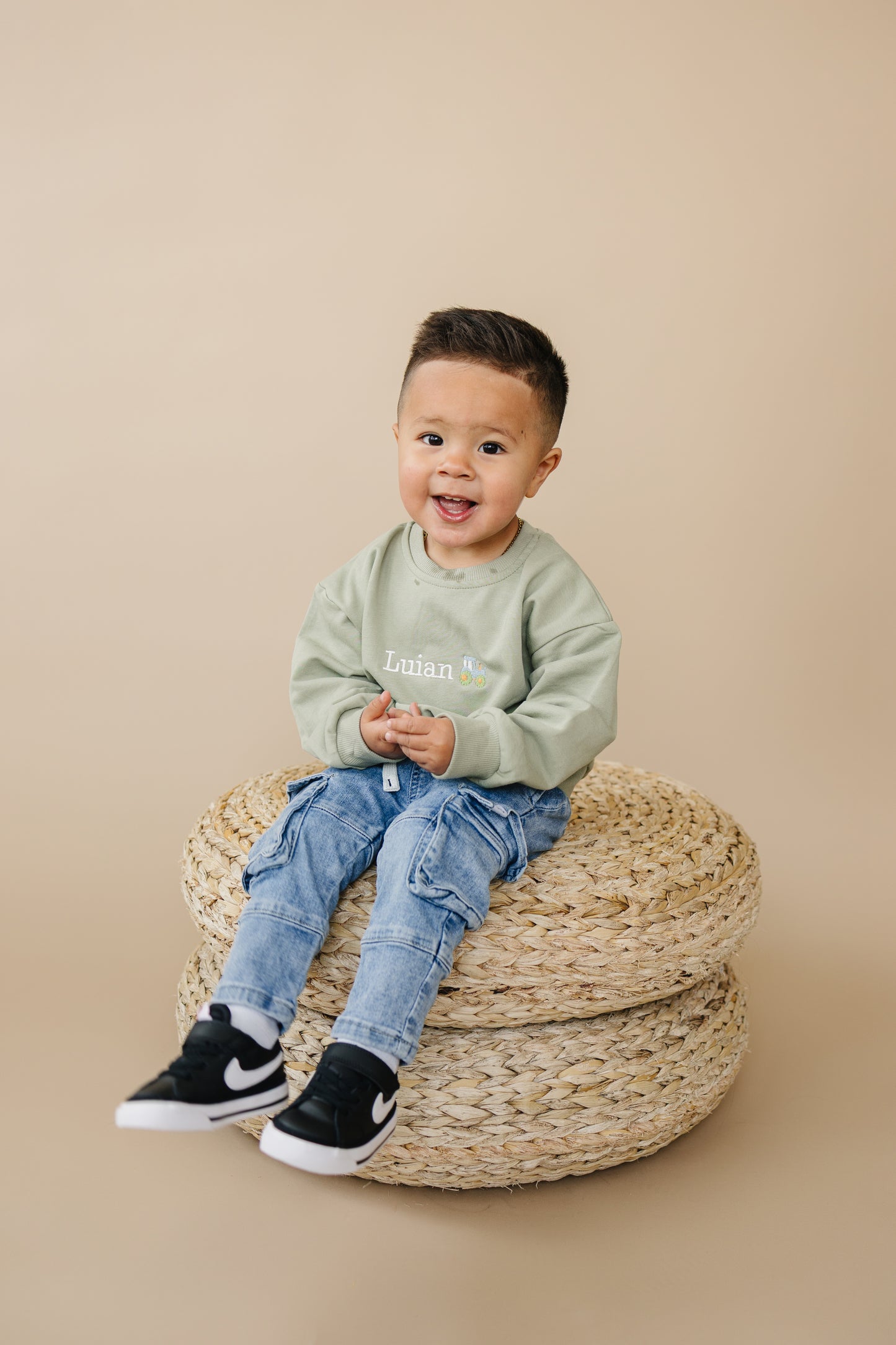 NEU: Individuell besticktes Sweatshirt mit Rundhalsausschnitt zum St. Patrick's Day - Salbeigrün