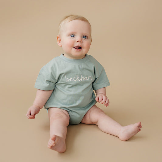 Bestickter Oversized-T-Shirt-Strampler aus Bio-Baumwolle – weitere Farben