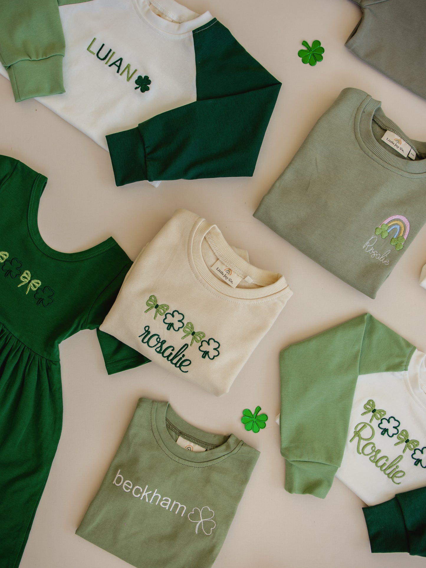 NEU: Individuell besticktes Sweatshirt mit Rundhalsausschnitt zum St. Patrick's Day - Salbeigrün