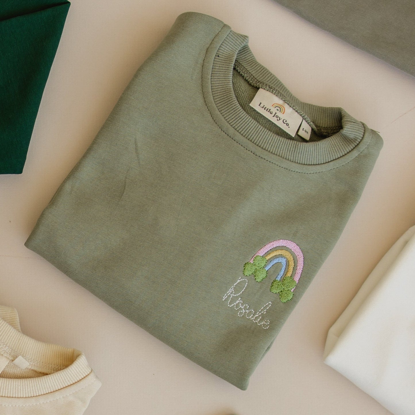 NEU: Individuell besticktes Sweatshirt mit Rundhalsausschnitt zum St. Patrick's Day - Salbeigrün