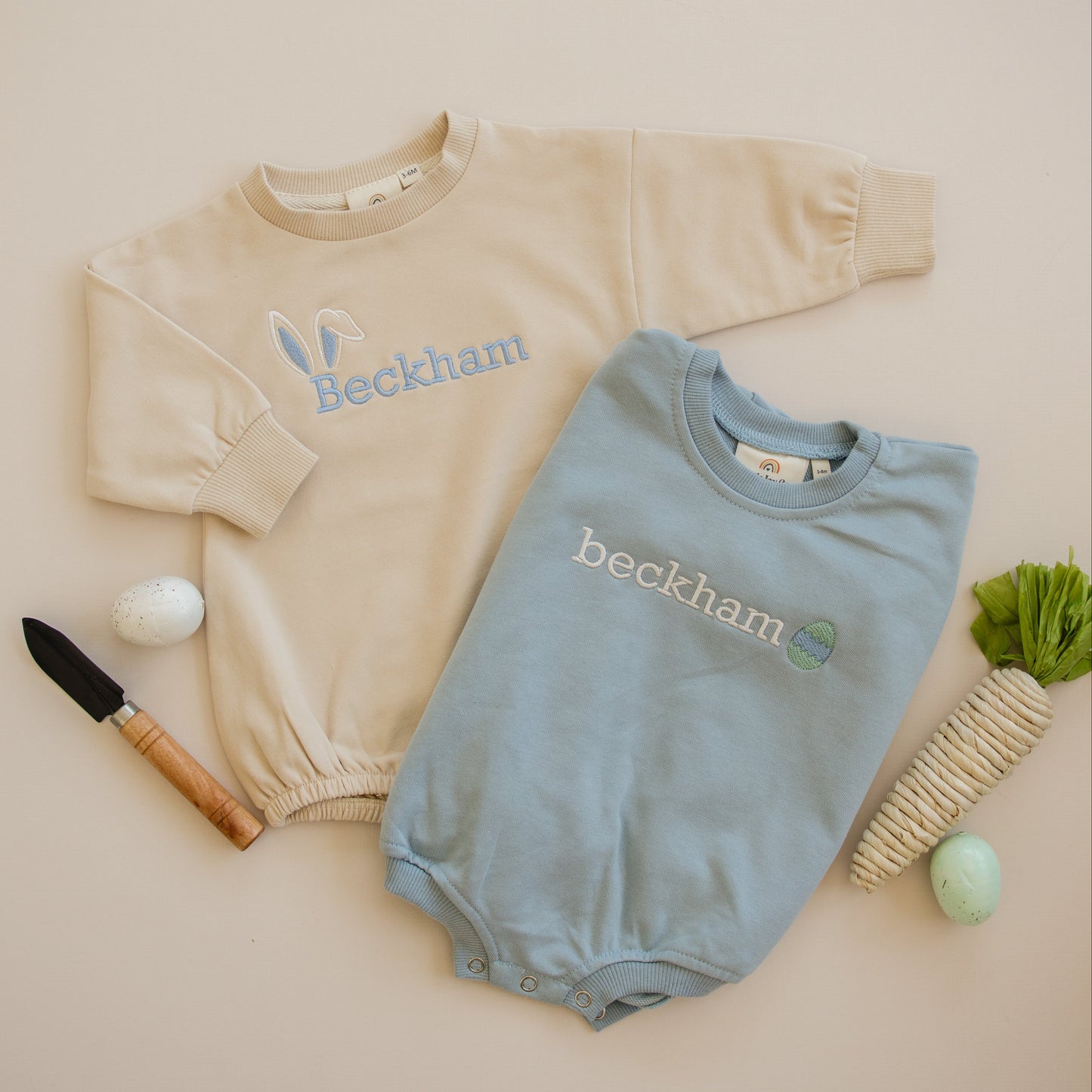 Benutzerdefinierter bestickter Oster-Sweatshirt-Strampler aus Bio-Baumwolle - Creme