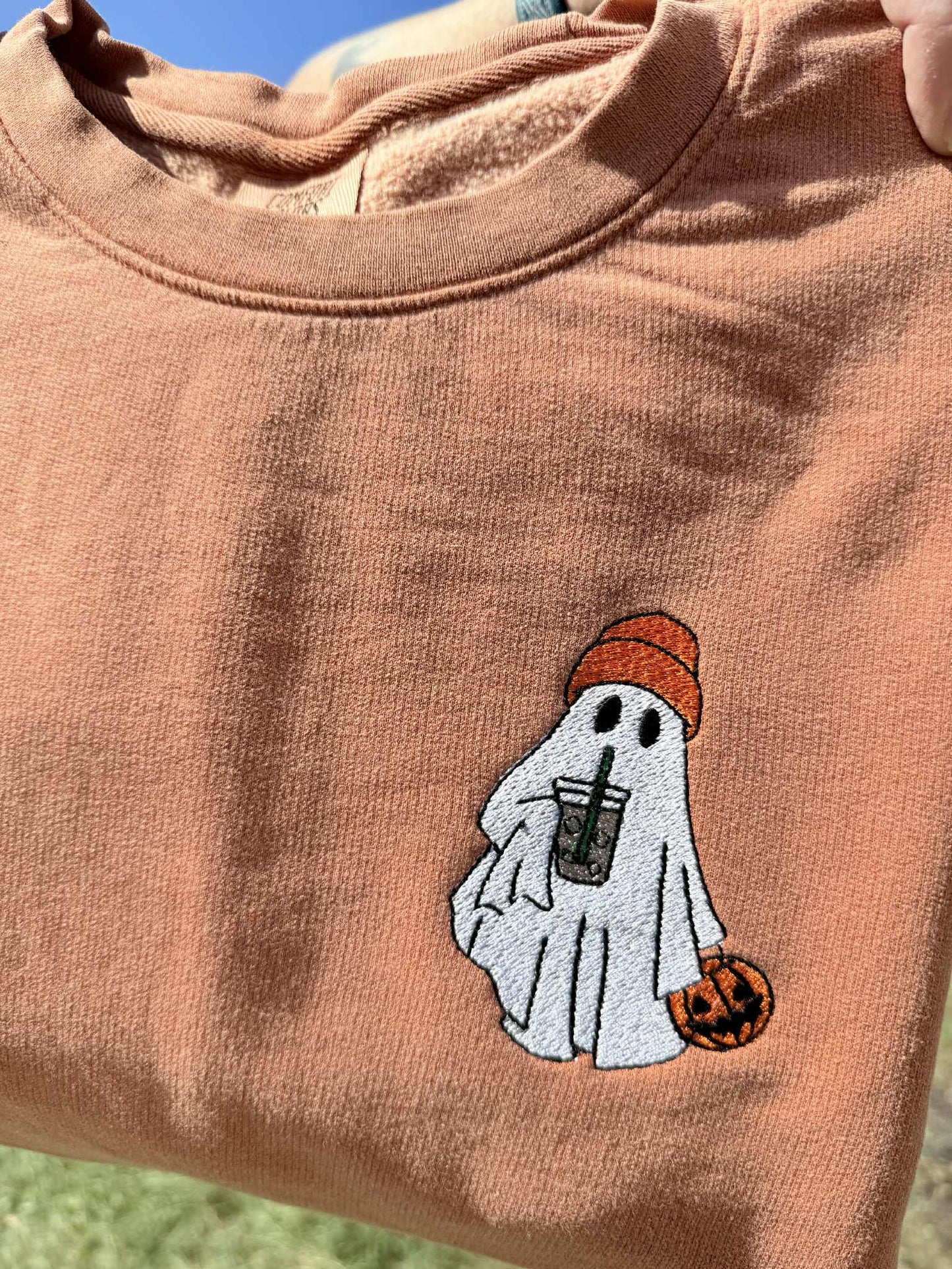 Besticktes Iced Coffee Ghost Comfort Colors T-Shirt für Erwachsene - weitere Farben