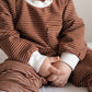 Gestreifter Sweatshirt-Strampler aus Bio-Baumwolle