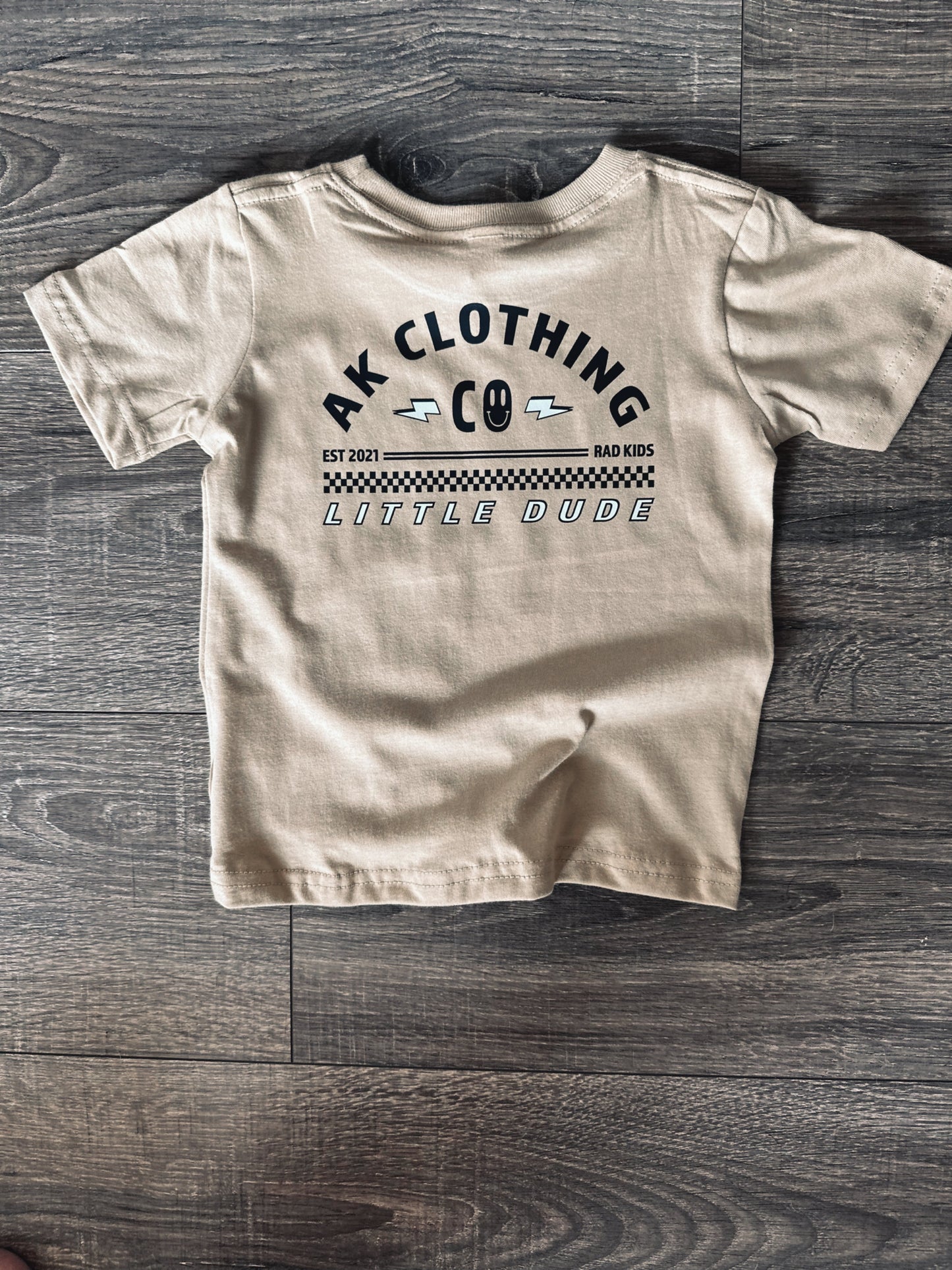 AK Little Dude-Signature tee Latte