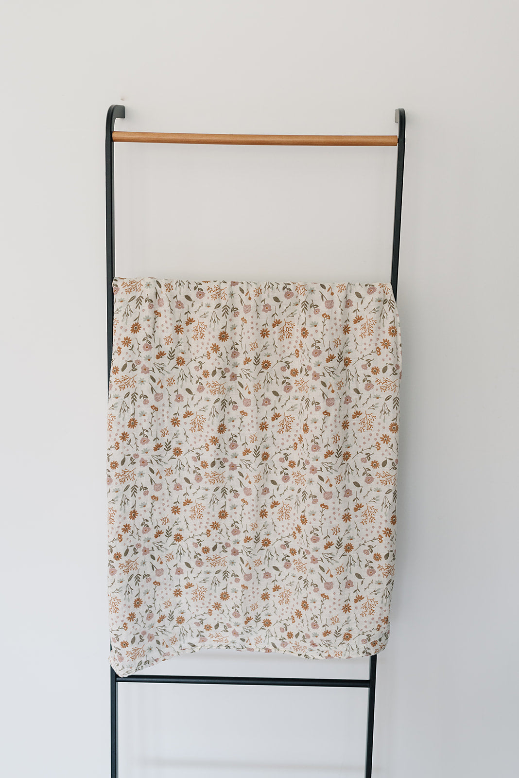 Wickeldecke aus Musselin mit Blumenmuster „Meadow Floral“