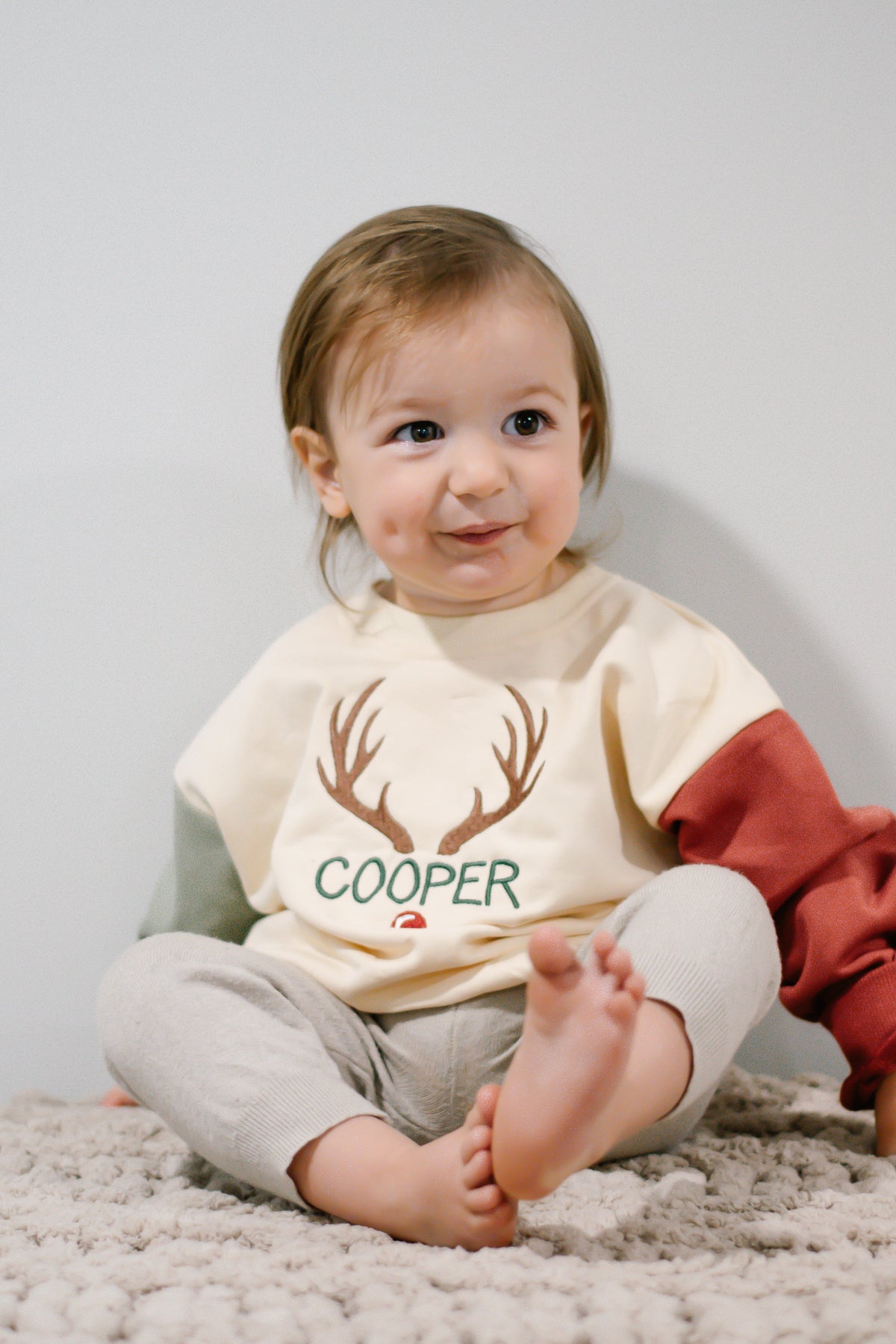 Individuell besticktes Weihnachts-Colorblock-Sweatshirt mit Rundhalsausschnitt
