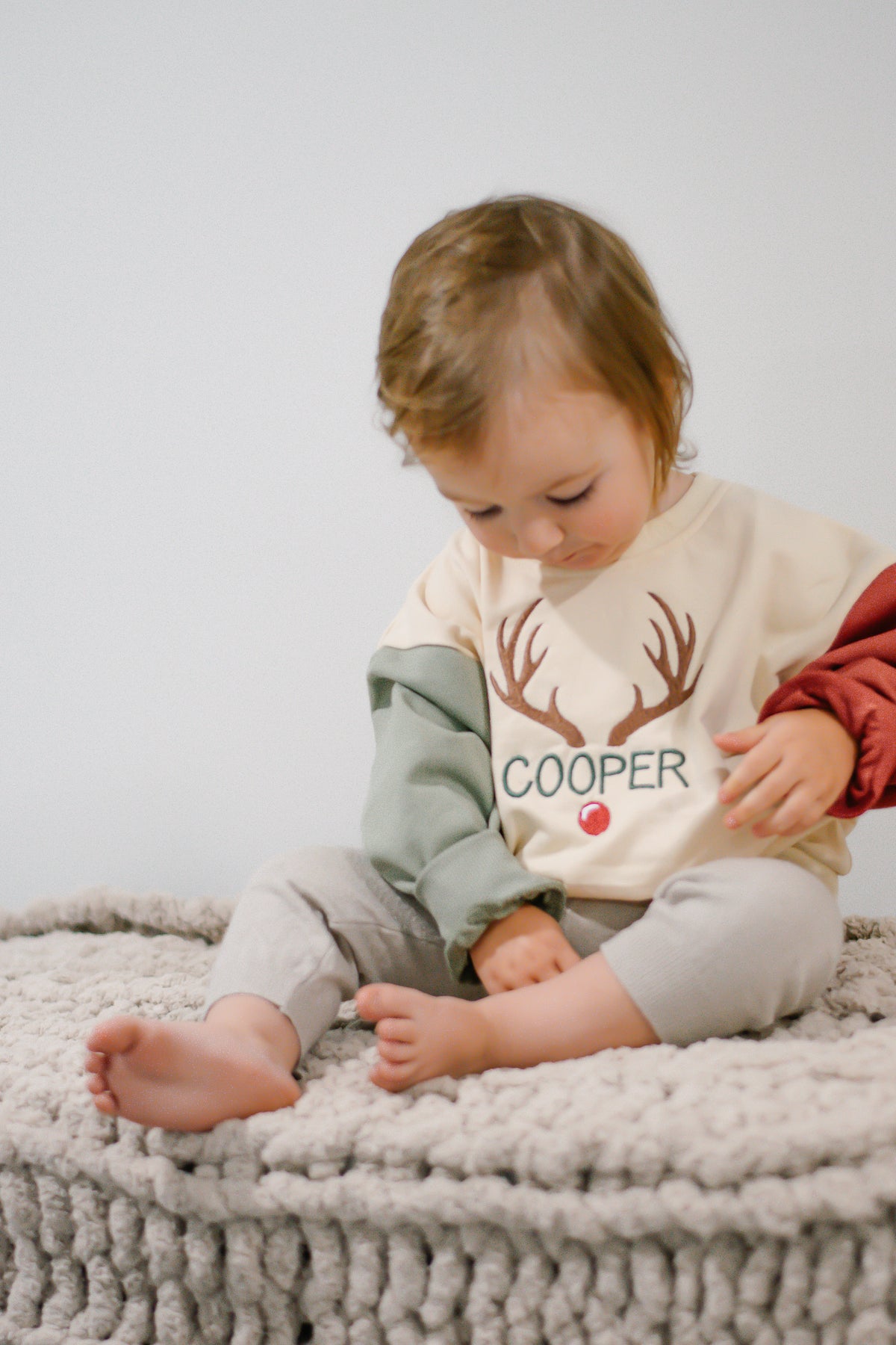 Individuell besticktes Weihnachts-Colorblock-Sweatshirt mit Rundhalsausschnitt