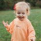 Sweatshirt mit Rundhalsausschnitt und individueller Stickerei - Creamsicle Orange