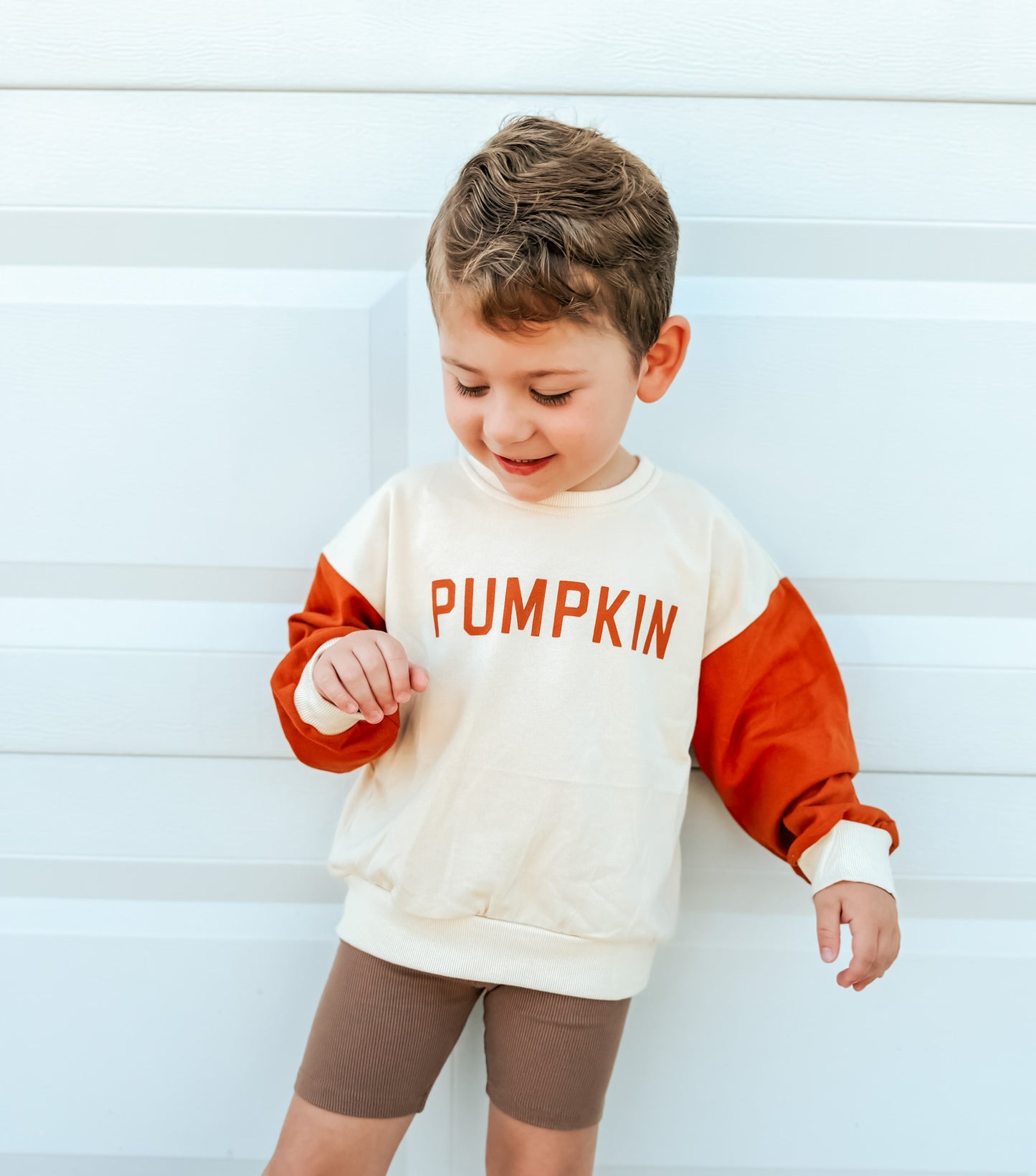 Sweatshirt mit Rundhalsausschnitt und „Kürbis“-Print in Farbblock-Optik