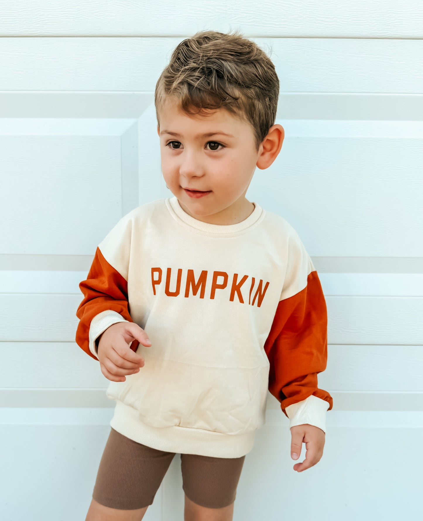 Sweatshirt mit Rundhalsausschnitt und „Kürbis“-Print in Farbblock-Optik