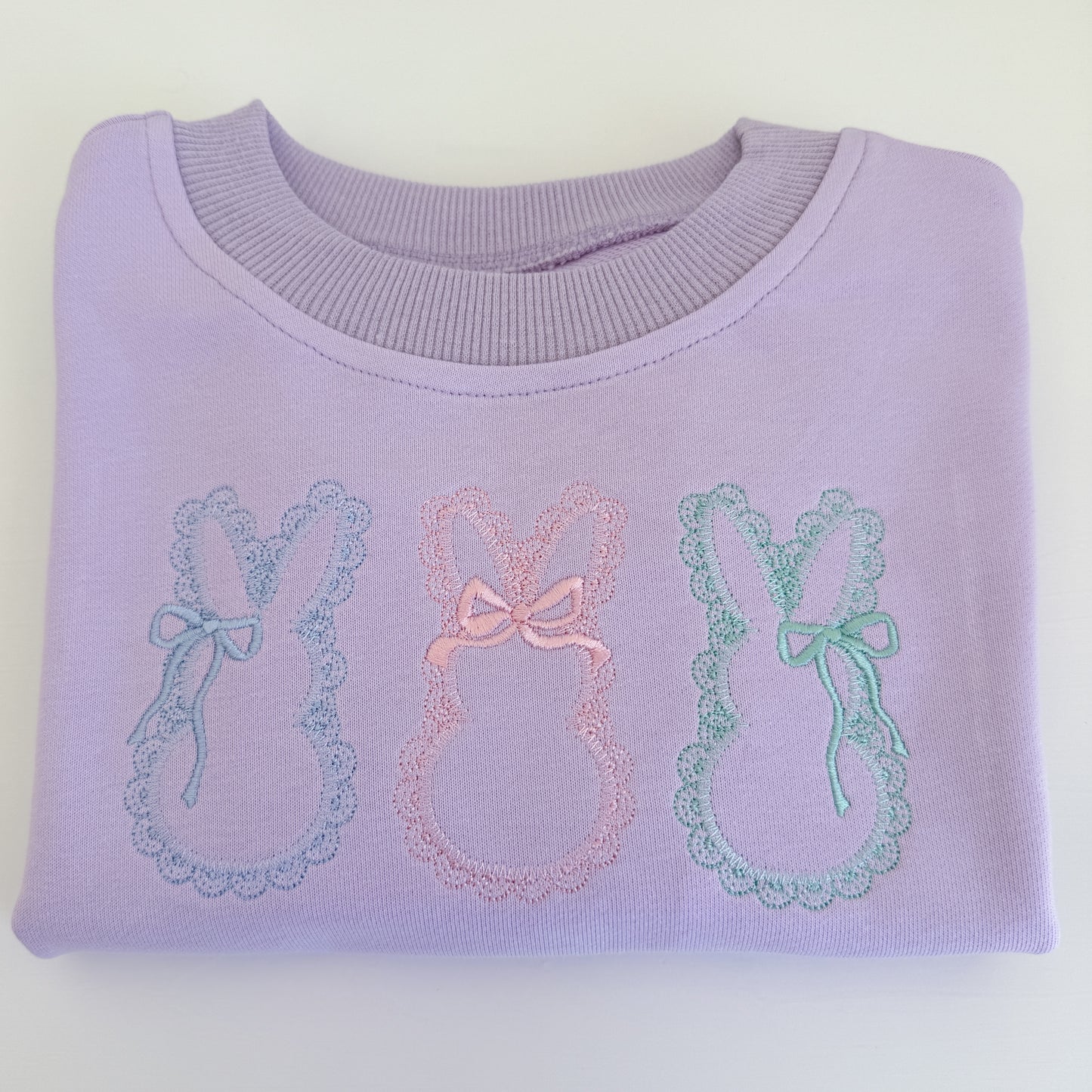 NEU: Individuell besticktes Sweatshirt mit Rundhalsausschnitt zum St. Patrick's Day – Creme