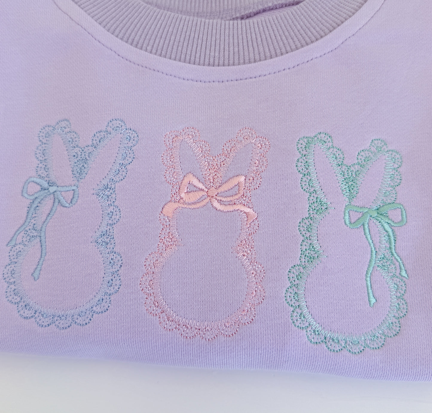 NEU: Individuell besticktes Sweatshirt mit Rundhalsausschnitt zum St. Patrick's Day – Creme