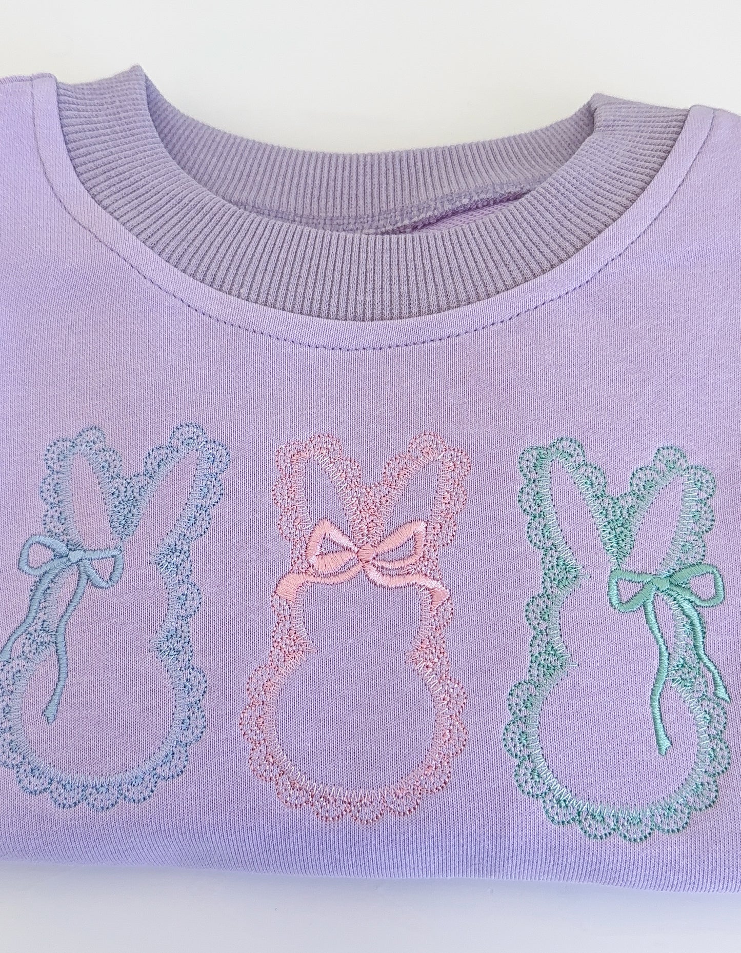 NEU: Individuell besticktes Sweatshirt mit Rundhalsausschnitt zum St. Patrick's Day – Creme