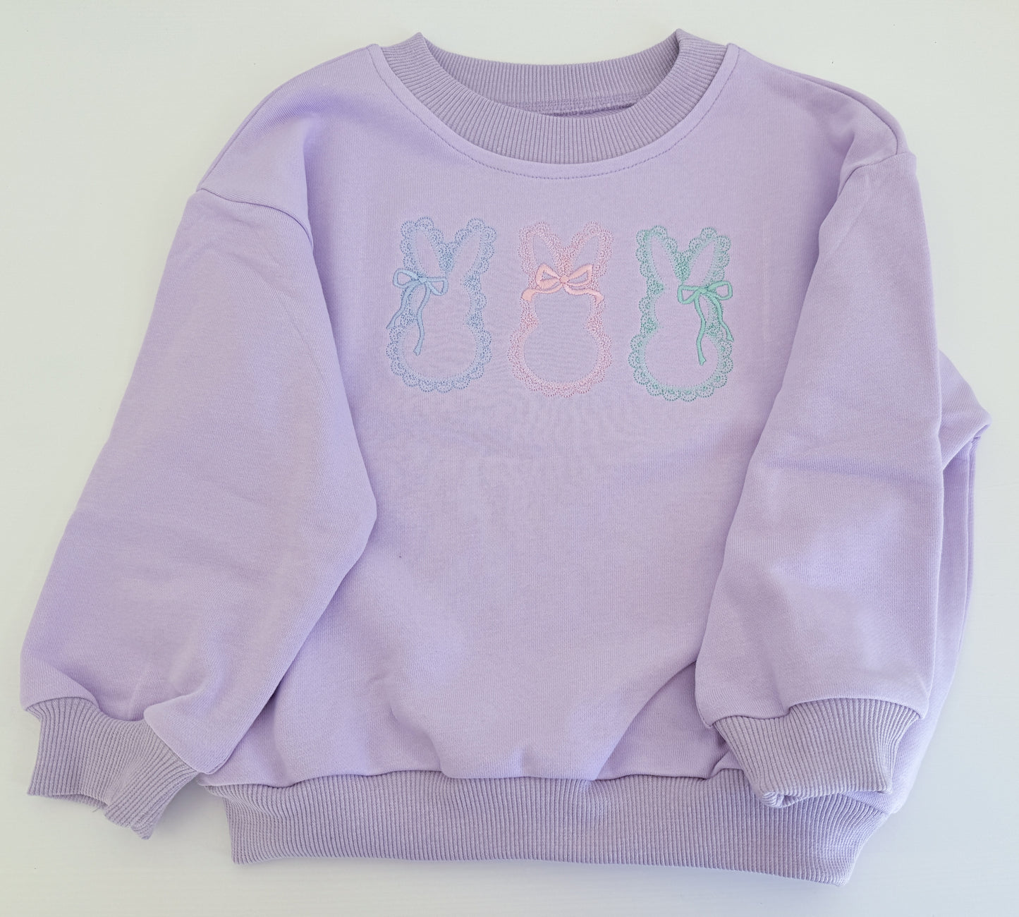 NEU: Individuell besticktes Sweatshirt mit Rundhalsausschnitt zum St. Patrick's Day – Creme