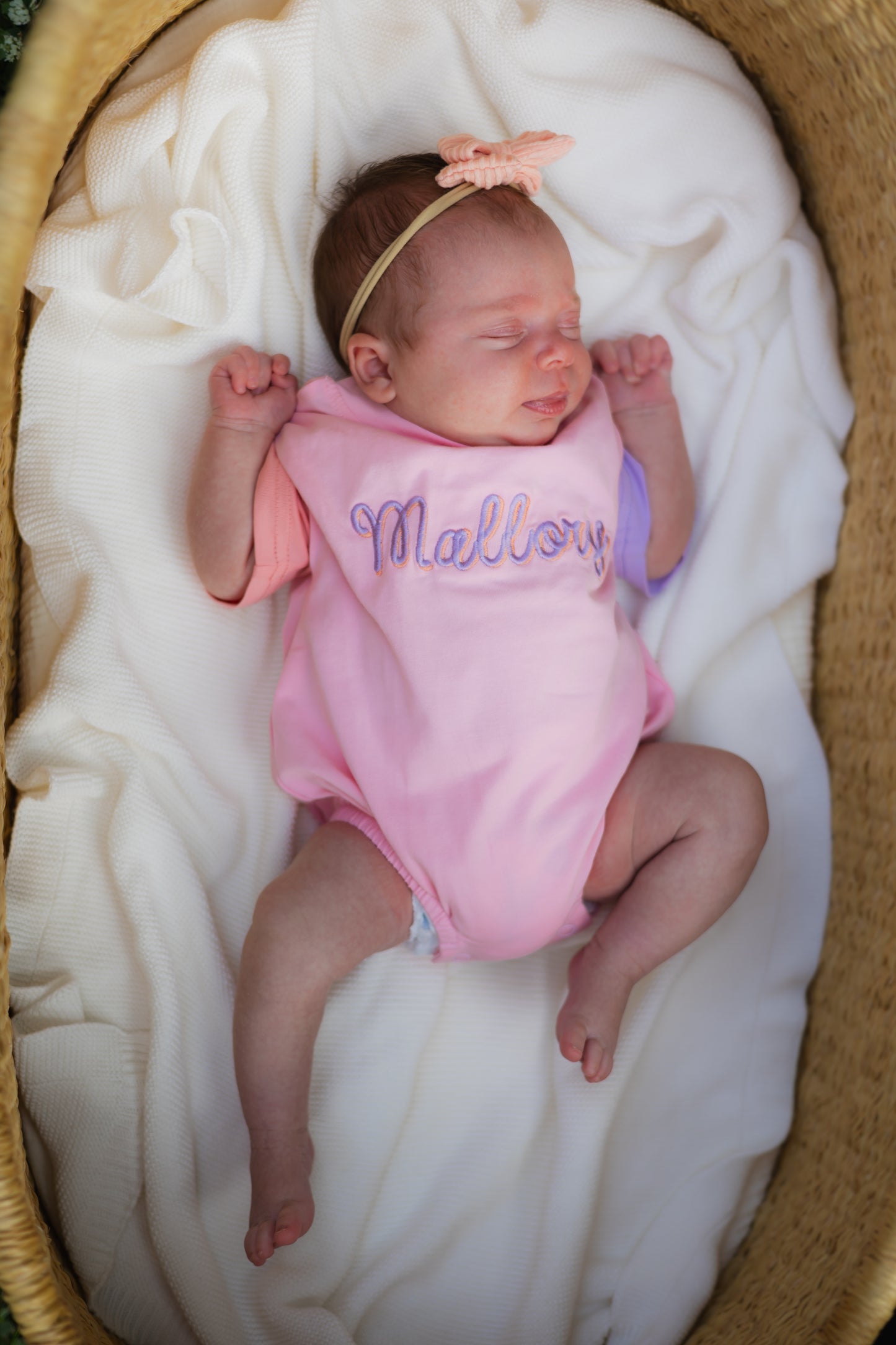 T-Shirt-Strampler mit individueller Stickerei und Farbblockdesign