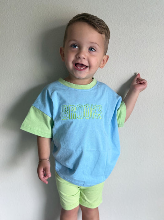 T-Shirt-Strampler mit individueller Stickerei und Farbblockdesign