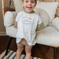 T-Shirt-Strampler mit individueller Stickerei und Farbblockdesign