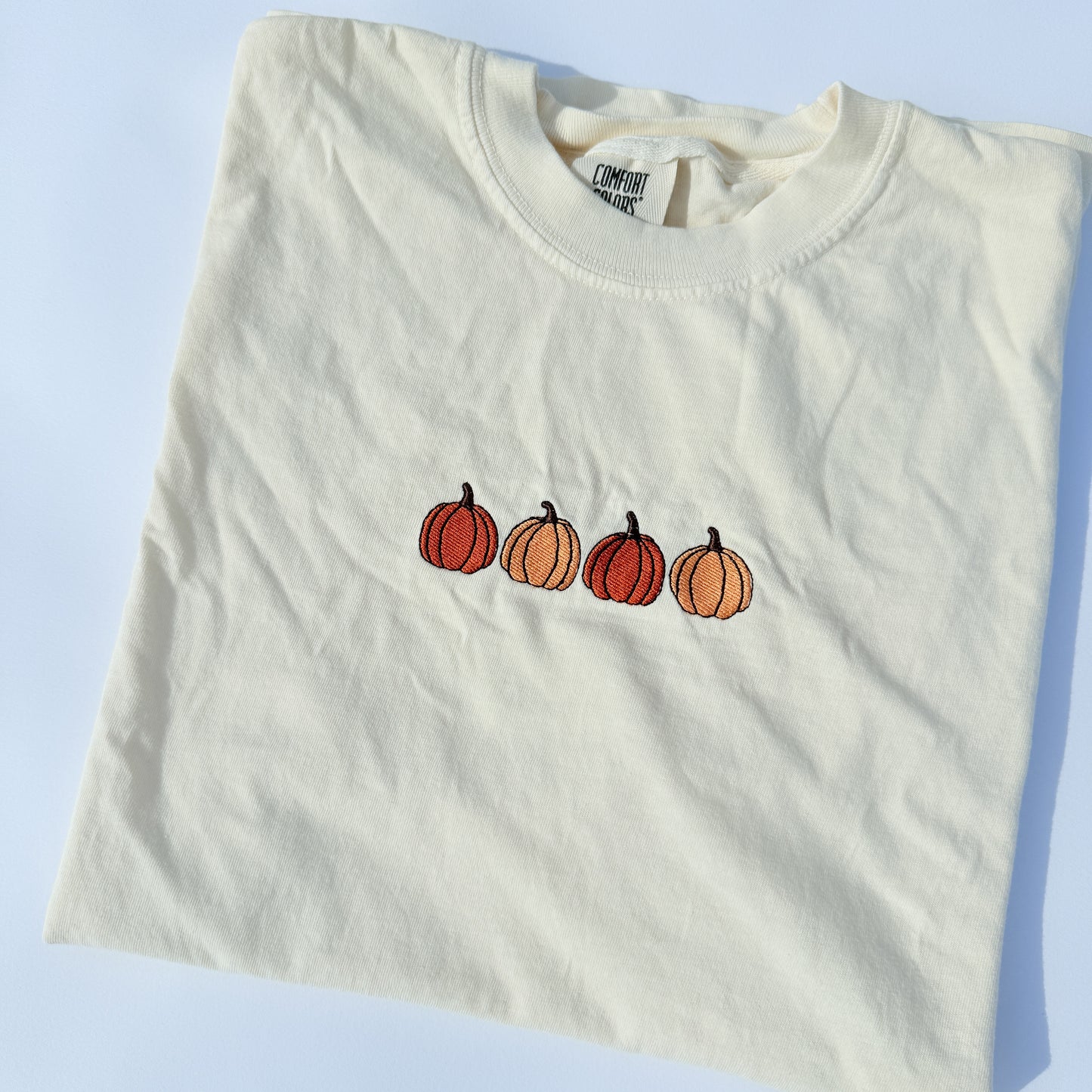Besticktes T-Shirt für Erwachsene mit Kürbissen in Komfortfarben