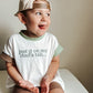 T-Shirt-Strampler mit individueller Stickerei und Farbblockdesign