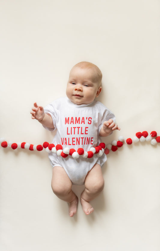 Mama's Little Valentine T-Shirt-Strampler aus Bio-Baumwolle - Weiß oder Grau
