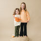 Sweatshirt mit Rundhalsausschnitt und individueller Stickerei - Creamsicle Orange