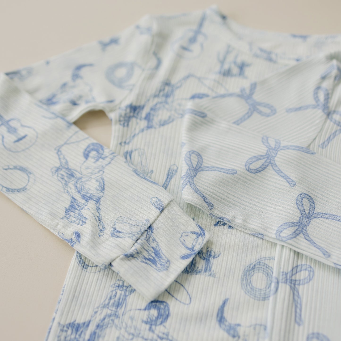 Blushing Bows – 2-teiliges Pyjama-Set aus geripptem Bambus