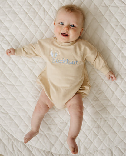 Benutzerdefinierter bestickter Oster-Sweatshirt-Strampler aus Bio-Baumwolle - Creme