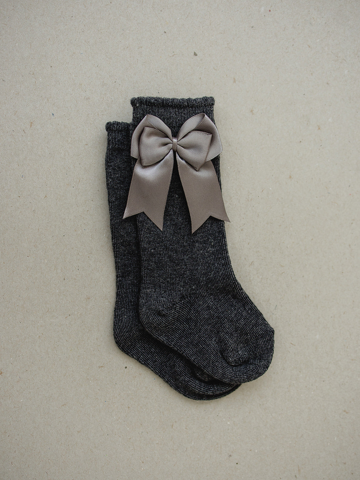 Mebie – Hochgeschnittene Socken mit Schleife