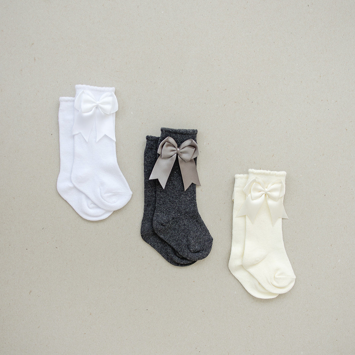 Mebie – Hochgeschnittene Socken mit Schleife